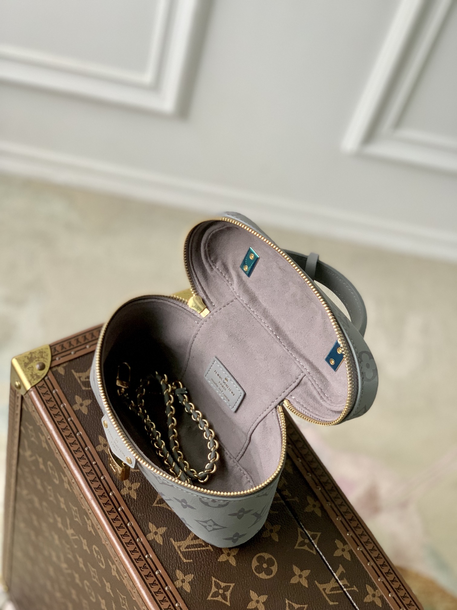 l**is V*t*n vanity chain pouch-19*1.5*6.5cm